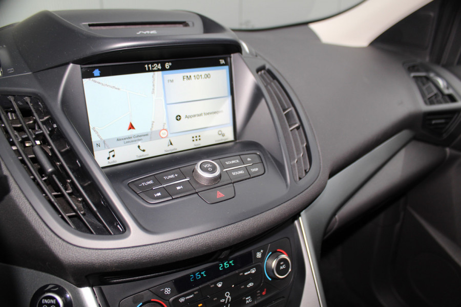 Ford Kuga 1.5-150pk EcoBoost Titanium. Nette Ford Kuga met een trekgewicht van maar liefst 2.000kg ! Autm. airco, stoel-, stuur- en voorraamverw., camera, parkeersensoren achter, navigatie, telefoonvoorb.,  17"LM wielen+all season banden, trekhaak, adapt. cruise cntrl etc.