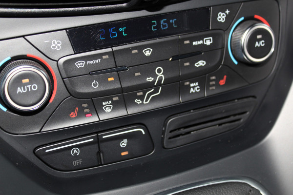 Ford Kuga 1.5-150pk EcoBoost Titanium. Nette Ford Kuga met een trekgewicht van maar liefst 2.000kg ! Autm. airco, stoel-, stuur- en voorraamverw., camera, parkeersensoren achter, navigatie, telefoonvoorb.,  17"LM wielen+all season banden, trekhaak, adapt. cruise cntrl etc.