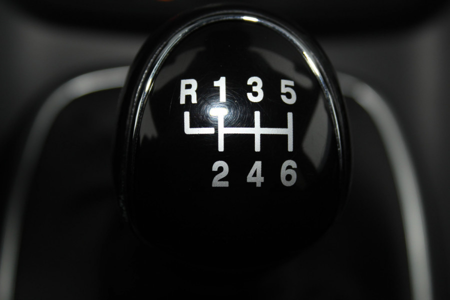 Ford Kuga 1.5-150pk EcoBoost Titanium. Nette Ford Kuga met een trekgewicht van maar liefst 2.000kg ! Autm. airco, stoel-, stuur- en voorraamverw., camera, parkeersensoren achter, navigatie, telefoonvoorb.,  17"LM wielen+all season banden, trekhaak, adapt. cruise cntrl etc.