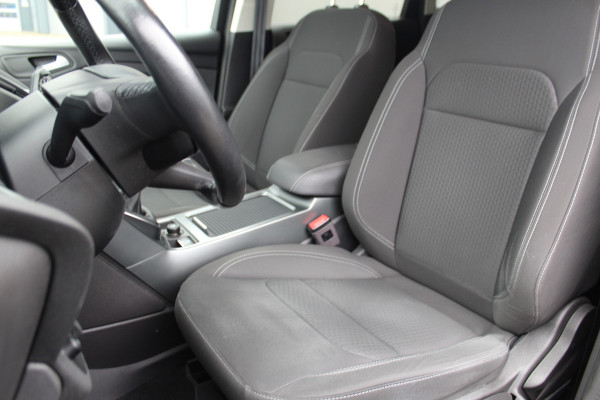 Ford Kuga 1.5-150pk EcoBoost Titanium. Nette Ford Kuga met een trekgewicht van maar liefst 2.000kg ! Autm. airco, stoel-, stuur- en voorraamverw., camera, parkeersensoren achter, navigatie, telefoonvoorb.,  17"LM wielen+all season banden, trekhaak, adapt. cruise cntrl etc.