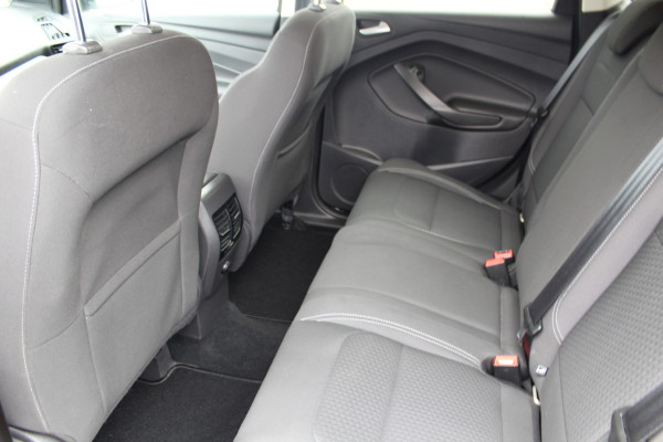 Ford Kuga 1.5-150pk EcoBoost Titanium. Nette Ford Kuga met een trekgewicht van maar liefst 2.000kg ! Autm. airco, stoel-, stuur- en voorraamverw., camera, parkeersensoren achter, navigatie, telefoonvoorb.,  17"LM wielen+all season banden, trekhaak, adapt. cruise cntrl etc.