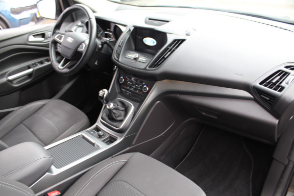 Ford Kuga 1.5-150pk EcoBoost Titanium. Nette Ford Kuga met een trekgewicht van maar liefst 2.000kg ! Autm. airco, stoel-, stuur- en voorraamverw., camera, parkeersensoren achter, navigatie, telefoonvoorb.,  17"LM wielen+all season banden, trekhaak, adapt. cruise cntrl etc.