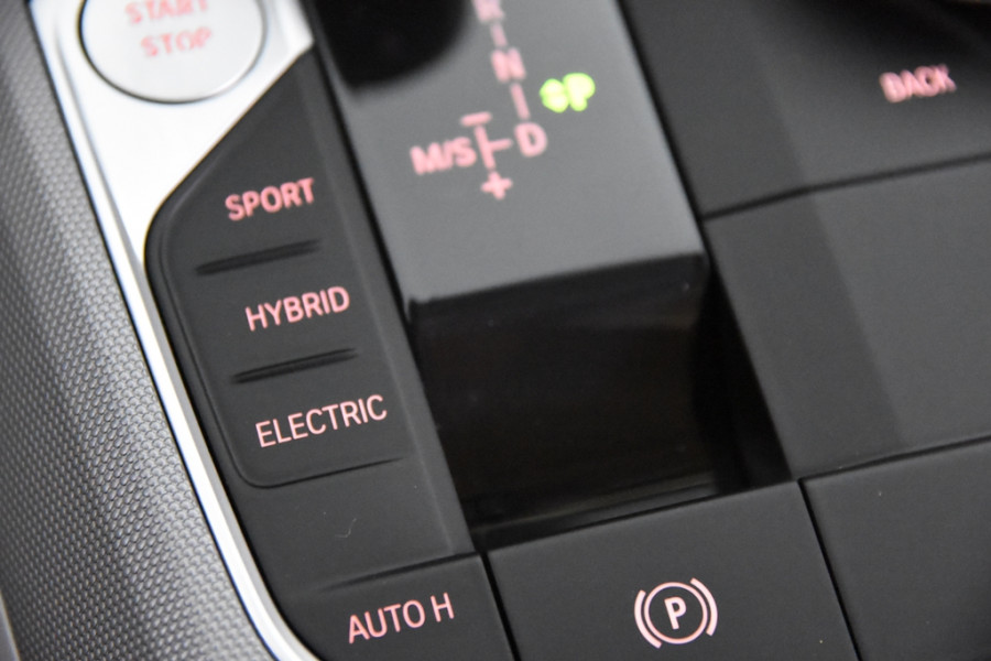 BMW 3-serie 330e Business Edition Plus *1ste Eigenaar*Navigatie*Park assist*