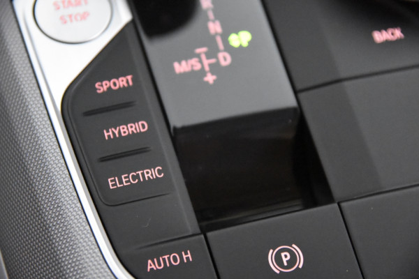 BMW 3-serie 330e Business Edition Plus *1ste Eigenaar*Navigatie*Park assist*