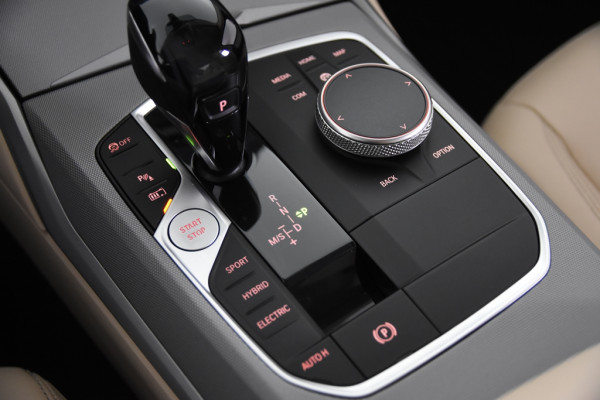 BMW 3-serie 330e Business Edition Plus *1ste Eigenaar*Navigatie*Park assist*