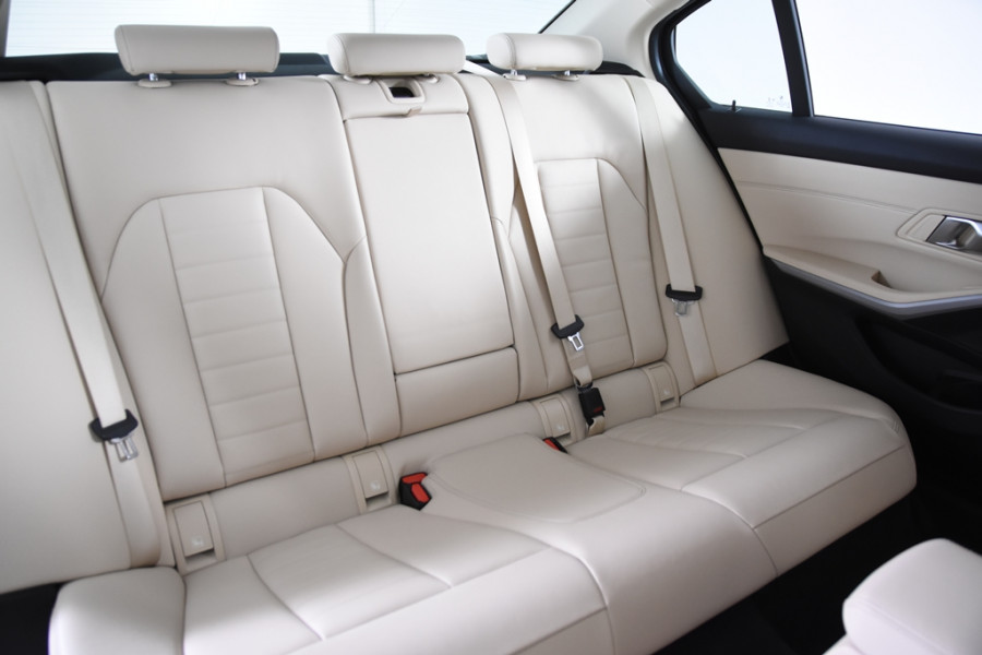 BMW 3-serie 330e Business Edition Plus *1ste Eigenaar*Navigatie*Park assist*
