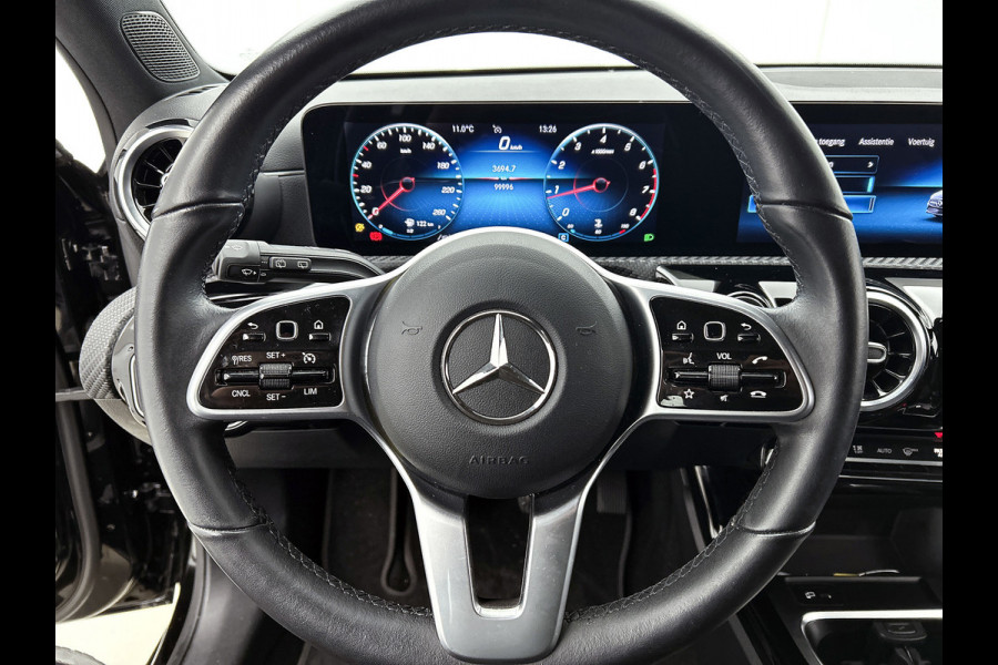 Mercedes-Benz A-Klasse 180 Business Solution (NAVIGATIE, STOELVERWARMING, CAMERA, 1e EIGENAAR, GOED ONDERHOUDEN)