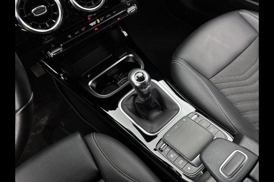 Mercedes-Benz A-Klasse 180 Business Solution (NAVIGATIE, STOELVERWARMING, CAMERA, 1e EIGENAAR, GOED ONDERHOUDEN)