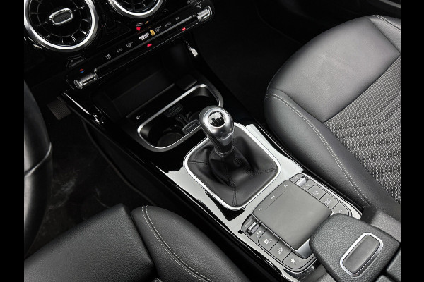 Mercedes-Benz A-Klasse 180 Business Solution (NAVIGATIE, STOELVERWARMING, CAMERA, 1e EIGENAAR, GOED ONDERHOUDEN)