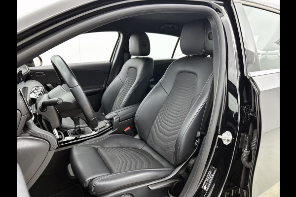 Mercedes-Benz A-Klasse 180 Business Solution (NAVIGATIE, STOELVERWARMING, CAMERA, 1e EIGENAAR, GOED ONDERHOUDEN)