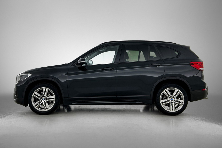 BMW X1 SDrive18i High Executive M Sport (M-PAKKET, SFEER, CAMERA, LED, SPORTSTOELEN, STOELVERWARMING, DEALER ONDERHOUDEN)
