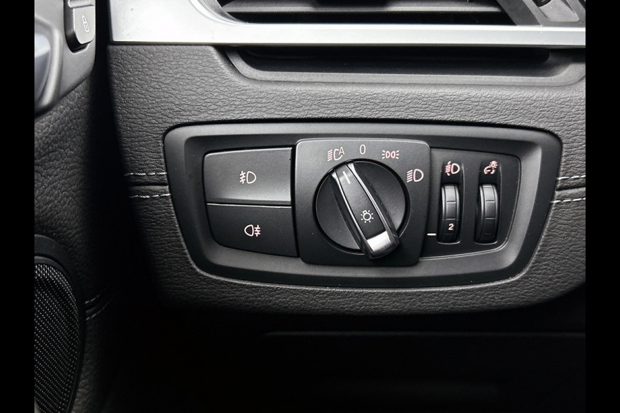 BMW X1 SDrive18i High Executive M Sport (M-PAKKET, SFEER, CAMERA, LED, SPORTSTOELEN, STOELVERWARMING, DEALER ONDERHOUDEN)