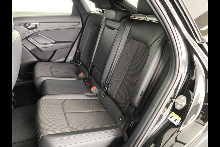 Audi Q3 Sportback 45 TFSI e S Edition 245pk | Parkeercamera | Trekhaak | Navigatie | Keyless entry | 19 inch Lichtmetalen velgen
