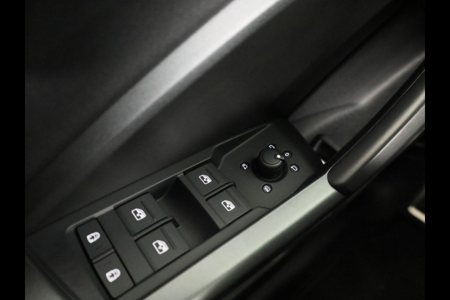 Audi Q3 Sportback 45 TFSI e S Edition 245pk | Parkeercamera | Trekhaak | Navigatie | Keyless entry | 19 inch Lichtmetalen velgen