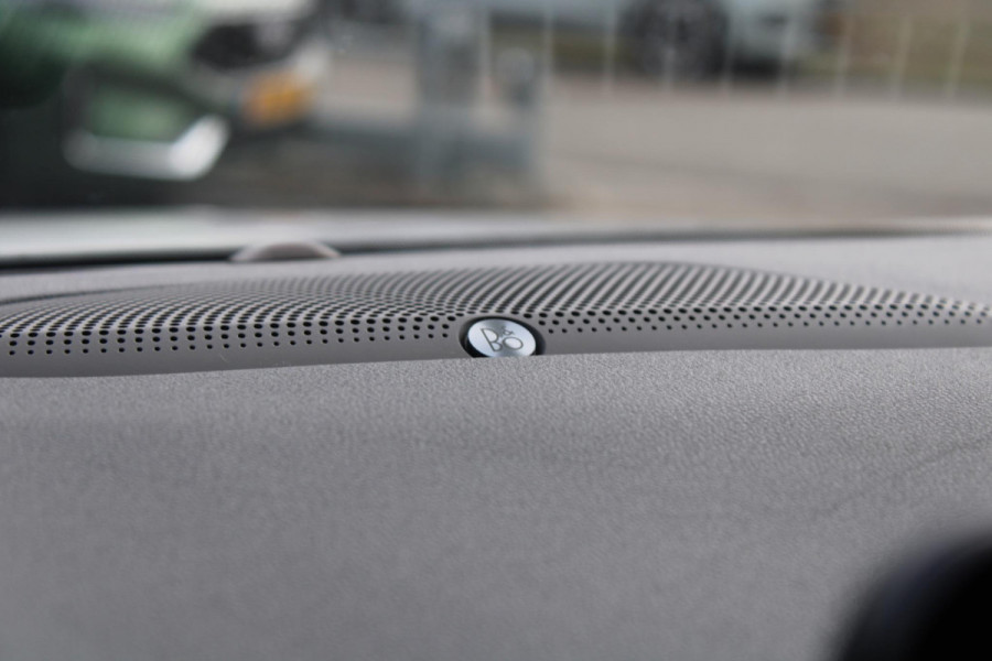 Ford Kuga 2.5 PHEV ST-Line X | Panoramadak | Adaptive cruise control | Head up Display | Winter Pack | Camera | 19 inch | Rode remklauwen