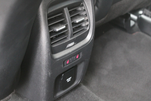 Ford Kuga 2.5 PHEV ST-Line X | Panoramadak | Adaptive cruise control | Head up Display | Winter Pack | Camera | 19 inch | Rode remklauwen