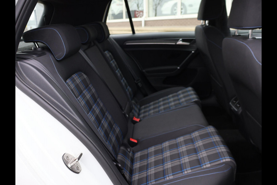Volkswagen Golf 1.4 TSI PHEV GTE 204 PK AUT. + TREKHAAK | ADAPTIVE CRUISE | CAMERA | CARPLAY