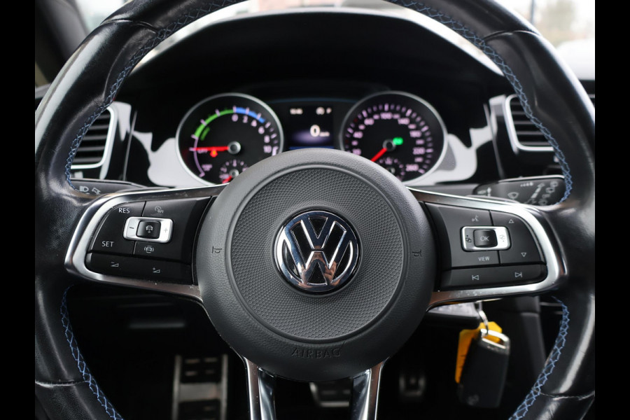 Volkswagen Golf 1.4 TSI PHEV GTE 204 PK AUT. + TREKHAAK | ADAPTIVE CRUISE | CAMERA | CARPLAY