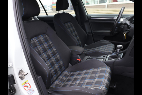Volkswagen Golf 1.4 TSI PHEV GTE 204 PK AUT. + TREKHAAK | ADAPTIVE CRUISE | CAMERA | CARPLAY