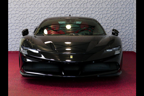 Ferrari SF90 Stradale 4.0 V8 1000 pk INCL BTW/BPM. CARBON SEATS/STUUR LIFT CARPLAY AFS CAMERA phev