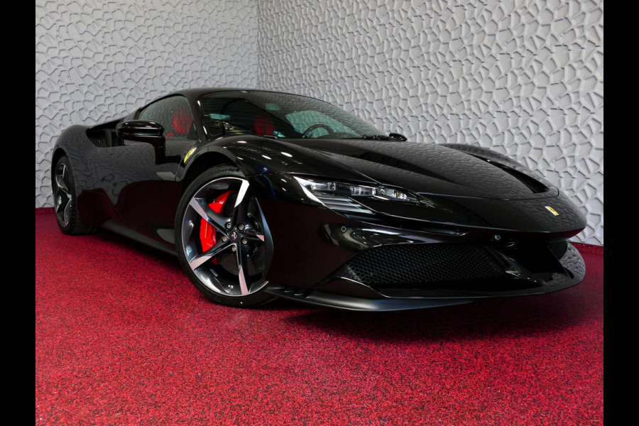 Ferrari SF90 Stradale 4.0 V8 1000 pk INCL BTW/BPM. CARBON SEATS/STUUR LIFT CARPLAY AFS CAMERA phev