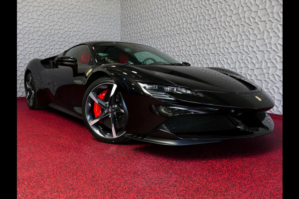 Ferrari SF90 Stradale 4.0 V8 1000 pk INCL BTW/BPM. CARBON SEATS/STUUR LIFT CARPLAY AFS CAMERA phev
