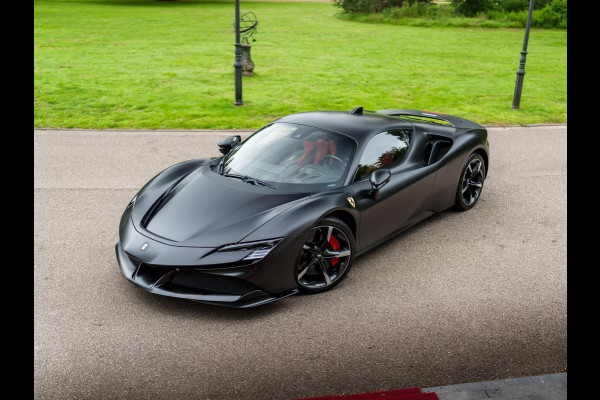Ferrari SF90 Stradale 4.0 V8 1000 pk INCL BTW/BPM. CARBON SEATS/STUUR LIFT CARPLAY AFS CAMERA phev