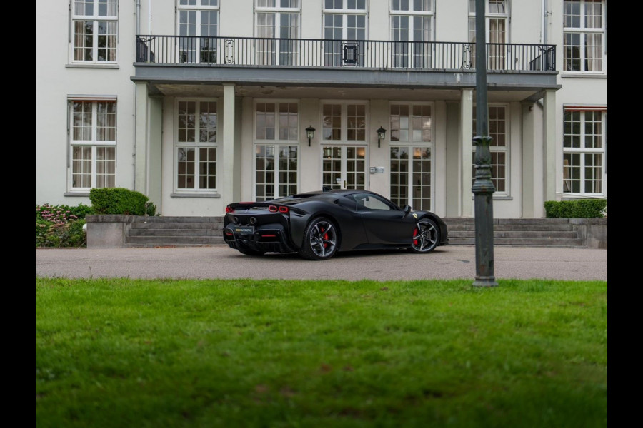 Ferrari SF90 Stradale 4.0 V8 1000 pk INCL BTW/BPM. CARBON SEATS/STUUR LIFT CARPLAY AFS CAMERA phev