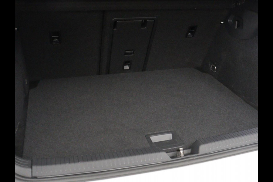 Volkswagen Golf 1.0 TSI Life | Carplay | Sfeerverlichting | Adaptive cruise | Navigatie | Parkeerhulp | Climate control | Full LED | Bluetooth