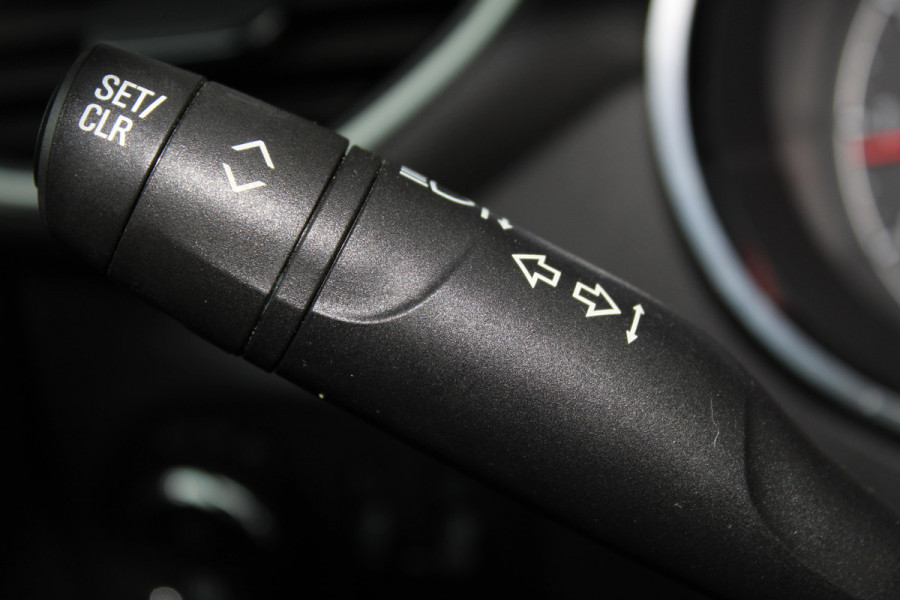 Opel Crossland X 1.2-131pk Turbo Innovation. Two tone. Erg nette en luxe hoogzitter voor nog jaren rijplezier ! Autm. airco, parkeersensoren v+a, camera, LM wielen, ergonomische voorstoelen, cruise control, side assist, navigatie, telefoonvoorb. etc.