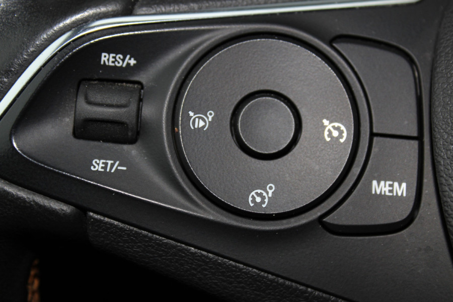 Opel Crossland X 1.2-131pk Turbo Innovation. Two tone. Erg nette en luxe hoogzitter voor nog jaren rijplezier ! Autm. airco, parkeersensoren v+a, camera, LM wielen, ergonomische voorstoelen, cruise control, side assist, navigatie, telefoonvoorb. etc.