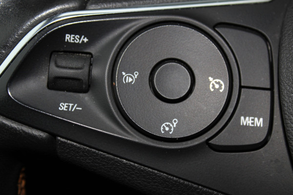 Opel Crossland X 1.2-131pk Turbo Innovation. Two tone. Erg nette en luxe hoogzitter voor nog jaren rijplezier ! Autm. airco, parkeersensoren v+a, camera, LM wielen, ergonomische voorstoelen, cruise control, side assist, navigatie, telefoonvoorb. etc.