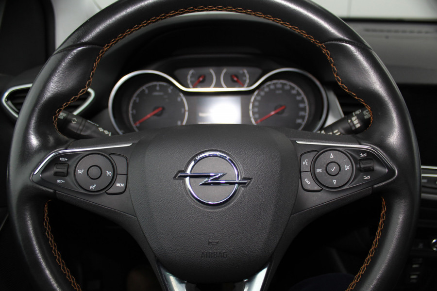 Opel Crossland X 1.2-131pk Turbo Innovation. Two tone. Erg nette en luxe hoogzitter voor nog jaren rijplezier ! Autm. airco, parkeersensoren v+a, camera, LM wielen, ergonomische voorstoelen, cruise control, side assist, navigatie, telefoonvoorb. etc.