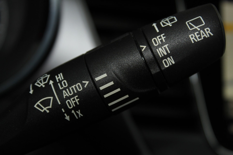 Opel Crossland X 1.2-131pk Turbo Innovation. Two tone. Erg nette en luxe hoogzitter voor nog jaren rijplezier ! Autm. airco, parkeersensoren v+a, camera, LM wielen, ergonomische voorstoelen, cruise control, side assist, navigatie, telefoonvoorb. etc.