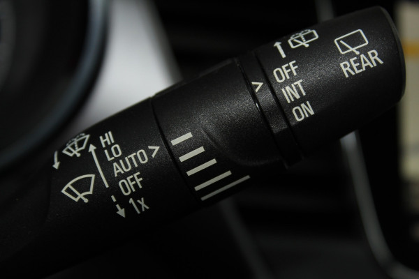 Opel Crossland X 1.2-131pk Turbo Innovation. Two tone. Erg nette en luxe hoogzitter voor nog jaren rijplezier ! Autm. airco, parkeersensoren v+a, camera, LM wielen, ergonomische voorstoelen, cruise control, side assist, navigatie, telefoonvoorb. etc.