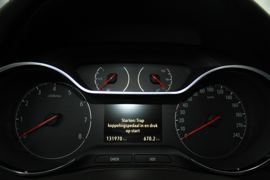 Opel Crossland X 1.2-131pk Turbo Innovation. Two tone. Erg nette en luxe hoogzitter voor nog jaren rijplezier ! Autm. airco, parkeersensoren v+a, camera, LM wielen, ergonomische voorstoelen, cruise control, side assist, navigatie, telefoonvoorb. etc.