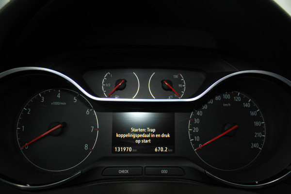 Opel Crossland X 1.2-131pk Turbo Innovation. Two tone. Erg nette en luxe hoogzitter voor nog jaren rijplezier ! Autm. airco, parkeersensoren v+a, camera, LM wielen, ergonomische voorstoelen, cruise control, side assist, navigatie, telefoonvoorb. etc.