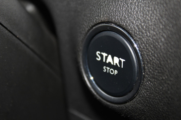 Opel Crossland X 1.2-131pk Turbo Innovation. Two tone. Erg nette en luxe hoogzitter voor nog jaren rijplezier ! Autm. airco, parkeersensoren v+a, camera, LM wielen, ergonomische voorstoelen, cruise control, side assist, navigatie, telefoonvoorb. etc.