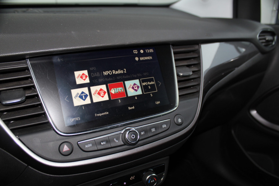 Opel Crossland X 1.2-131pk Turbo Innovation. Two tone. Erg nette en luxe hoogzitter voor nog jaren rijplezier ! Autm. airco, parkeersensoren v+a, camera, LM wielen, ergonomische voorstoelen, cruise control, side assist, navigatie, telefoonvoorb. etc.