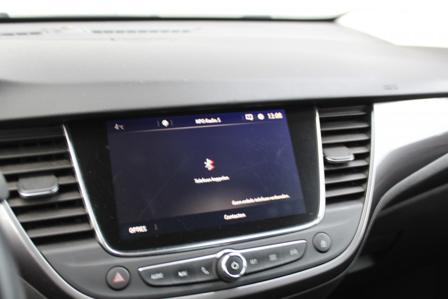 Opel Crossland X 1.2-131pk Turbo Innovation. Two tone. Erg nette en luxe hoogzitter voor nog jaren rijplezier ! Autm. airco, parkeersensoren v+a, camera, LM wielen, ergonomische voorstoelen, cruise control, side assist, navigatie, telefoonvoorb. etc.