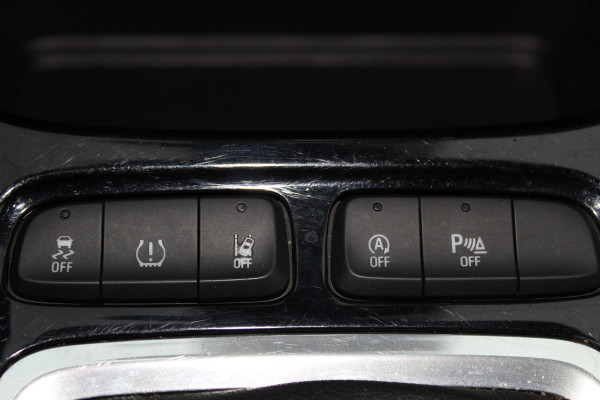 Opel Crossland X 1.2-131pk Turbo Innovation. Two tone. Erg nette en luxe hoogzitter voor nog jaren rijplezier ! Autm. airco, parkeersensoren v+a, camera, LM wielen, ergonomische voorstoelen, cruise control, side assist, navigatie, telefoonvoorb. etc.