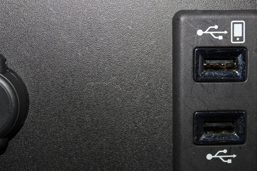 Opel Crossland X 1.2-131pk Turbo Innovation. Two tone. Erg nette en luxe hoogzitter voor nog jaren rijplezier ! Autm. airco, parkeersensoren v+a, camera, LM wielen, ergonomische voorstoelen, cruise control, side assist, navigatie, telefoonvoorb. etc.