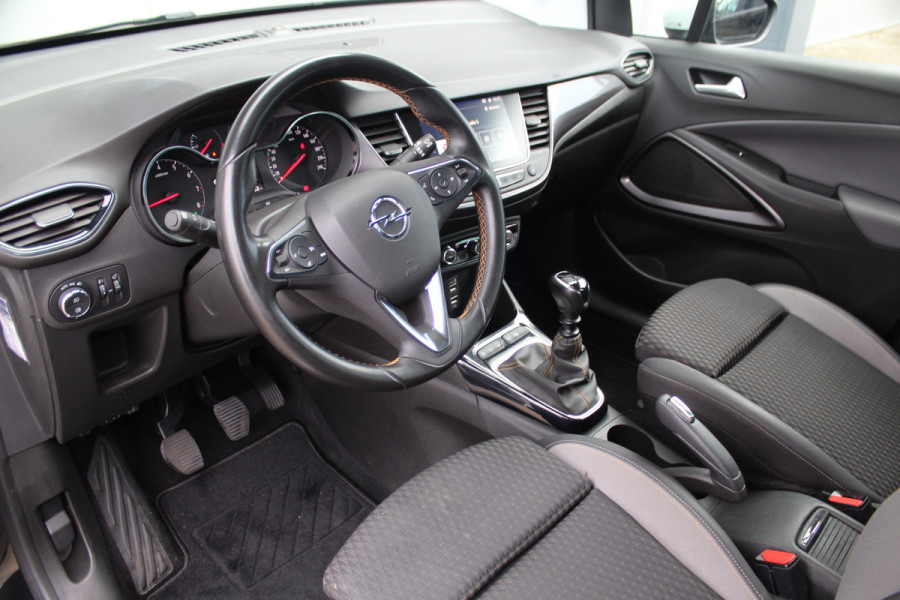 Opel Crossland X 1.2-131pk Turbo Innovation. Two tone. Erg nette en luxe hoogzitter voor nog jaren rijplezier ! Autm. airco, parkeersensoren v+a, camera, LM wielen, ergonomische voorstoelen, cruise control, side assist, navigatie, telefoonvoorb. etc.