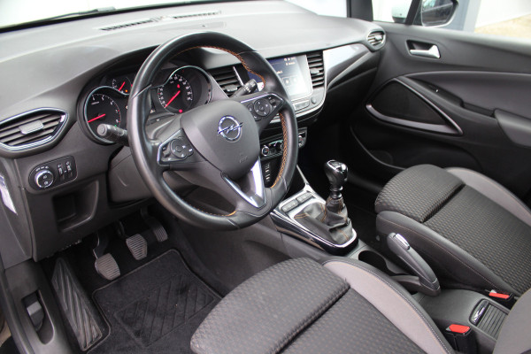 Opel Crossland X 1.2-131pk Turbo Innovation. Two tone. Erg nette en luxe hoogzitter voor nog jaren rijplezier ! Autm. airco, parkeersensoren v+a, camera, LM wielen, ergonomische voorstoelen, cruise control, side assist, navigatie, telefoonvoorb. etc.