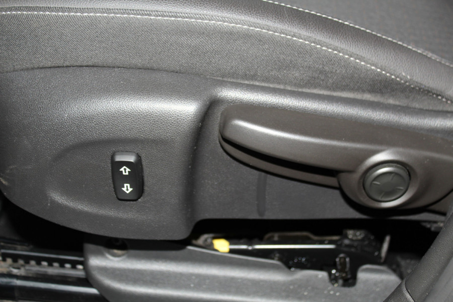 Opel Crossland X 1.2-131pk Turbo Innovation. Two tone. Erg nette en luxe hoogzitter voor nog jaren rijplezier ! Autm. airco, parkeersensoren v+a, camera, LM wielen, ergonomische voorstoelen, cruise control, side assist, navigatie, telefoonvoorb. etc.