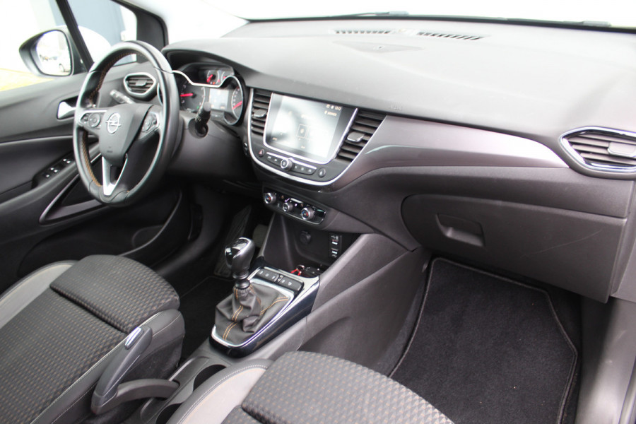 Opel Crossland X 1.2-131pk Turbo Innovation. Two tone. Erg nette en luxe hoogzitter voor nog jaren rijplezier ! Autm. airco, parkeersensoren v+a, camera, LM wielen, ergonomische voorstoelen, cruise control, side assist, navigatie, telefoonvoorb. etc.