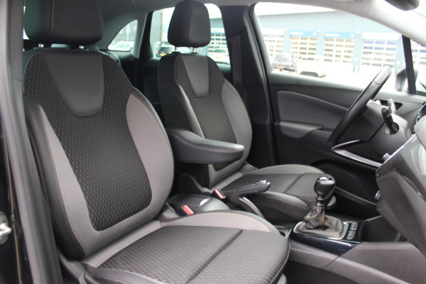 Opel Crossland X 1.2-131pk Turbo Innovation. Two tone. Erg nette en luxe hoogzitter voor nog jaren rijplezier ! Autm. airco, parkeersensoren v+a, camera, LM wielen, ergonomische voorstoelen, cruise control, side assist, navigatie, telefoonvoorb. etc.