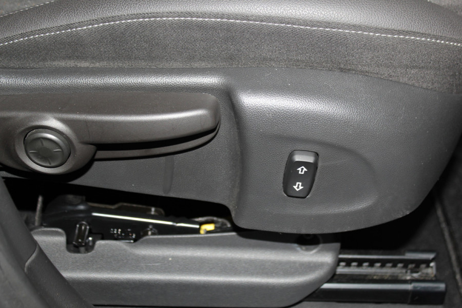 Opel Crossland X 1.2-131pk Turbo Innovation. Two tone. Erg nette en luxe hoogzitter voor nog jaren rijplezier ! Autm. airco, parkeersensoren v+a, camera, LM wielen, ergonomische voorstoelen, cruise control, side assist, navigatie, telefoonvoorb. etc.