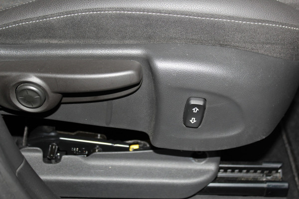 Opel Crossland X 1.2-131pk Turbo Innovation. Two tone. Erg nette en luxe hoogzitter voor nog jaren rijplezier ! Autm. airco, parkeersensoren v+a, camera, LM wielen, ergonomische voorstoelen, cruise control, side assist, navigatie, telefoonvoorb. etc.