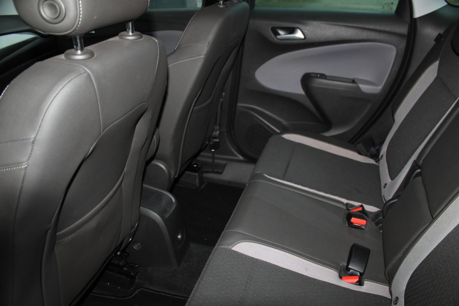 Opel Crossland X 1.2-131pk Turbo Innovation. Two tone. Erg nette en luxe hoogzitter voor nog jaren rijplezier ! Autm. airco, parkeersensoren v+a, camera, LM wielen, ergonomische voorstoelen, cruise control, side assist, navigatie, telefoonvoorb. etc.